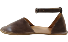 bare sandály v přírodních barvách