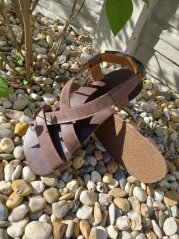 letní barefoot sandály v přírodním prostředí