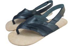 barefoot černé žabks páskem kolem nohy