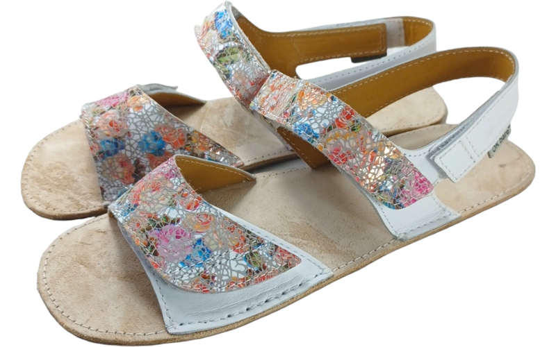 bílé barefoot sandály s květy