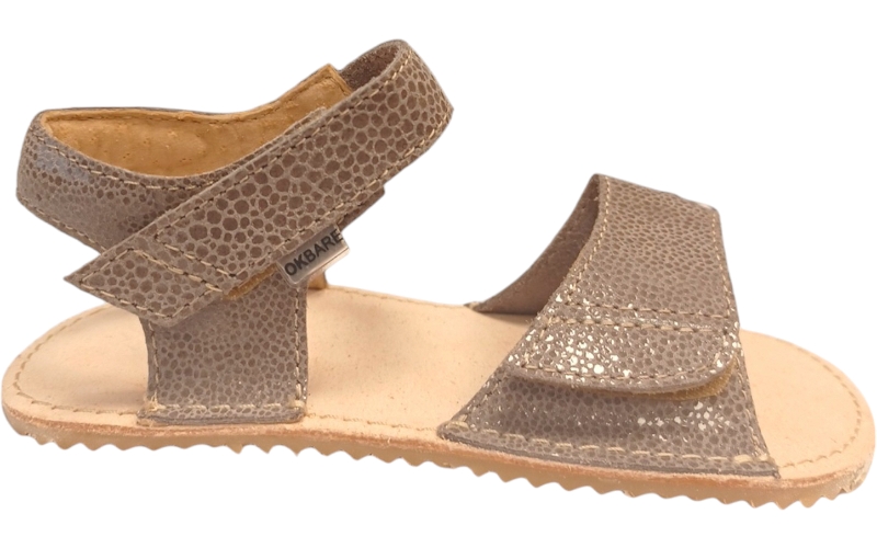 hnědé lesklé barefoot sandálky